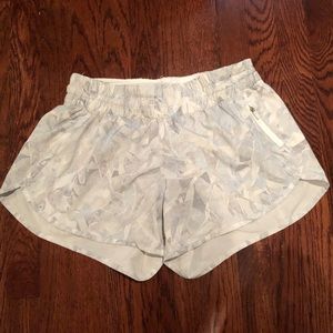 Lululemon Tracker 4” size 10 shorts